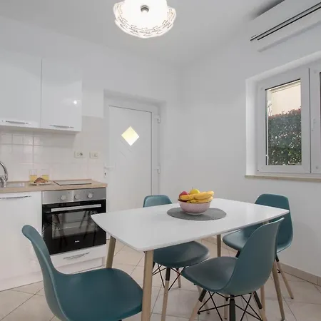 Holiday home Lucija, Stinjan *