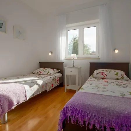 Holiday home Lucija, Stinjan