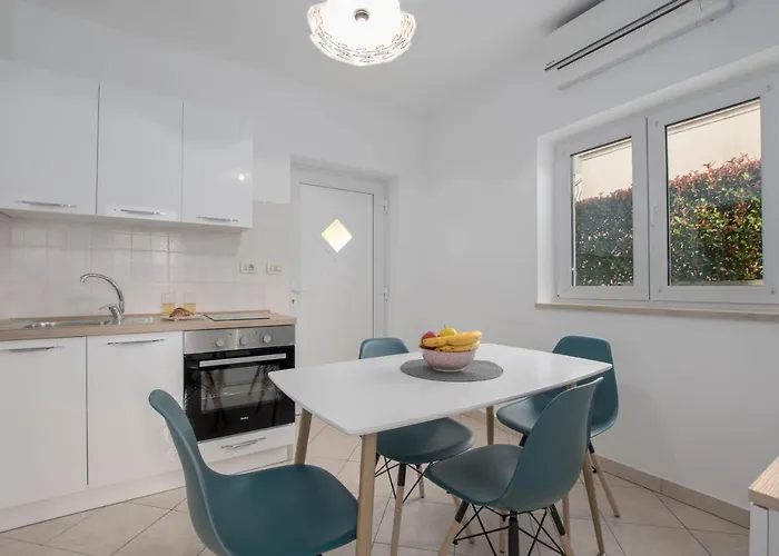 Holiday home Lucija, Stinjan *