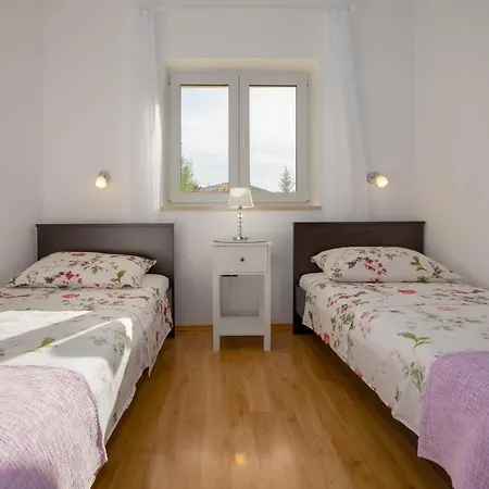 Nyaraló Lucija, Stinjan Póla